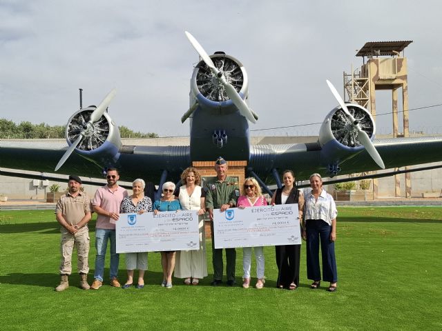 Afade y Afesa, dos de las asociaciones beneficiarias de la Carrera de la Base Aérea de Alcantarilla, reciben sus cheques - 1, Foto 1