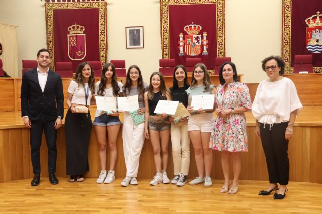 Un equipo de alumnas del IES José Martínez Ruiz ´Azorín´ de Yecla gana el concurso ´Consumópolis 20´ para fomento del consumo responsable - 1, Foto 1