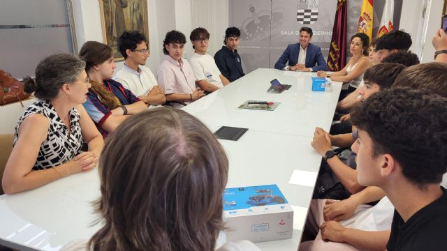 El alcalde de Molina de Segura recibe a los alumnos del IES Eduardo Linares Lumeras premiados en distintas competiciones tecnológicas y científicas - 2, Foto 2