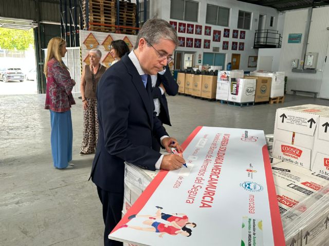 Murcia entrega 6.000 euros al Banco de Alimentos del Segura recaudados en la III Carrera Solidaria de Mercamurcia - 2, Foto 2