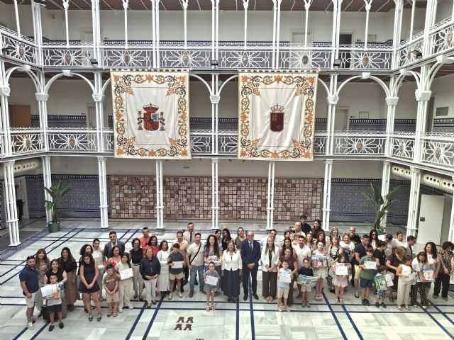 El Gobierno regional premia a 12 alumnos por sus dibujos sobre el mejor rinc�n de la Regi�n, Foto 3