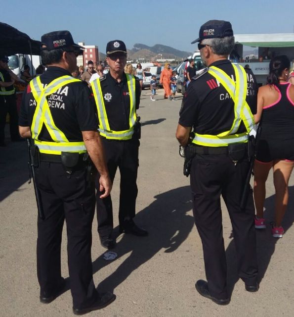 Un dispositivo de la Policía Local reforzó este domingo la vigilancia en el mercadillo de Cabo de Palos - 1, Foto 1