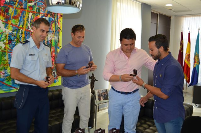 El alcalde recibió al niño que sufrió un síndrome de inmersión en la piscina municipal, ya recuperado - 3, Foto 3