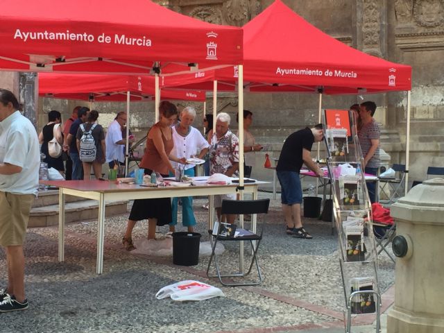 Diez pintores dibujan los peces del Mediterráneo en plena Plaza de la Cruz - 1, Foto 1