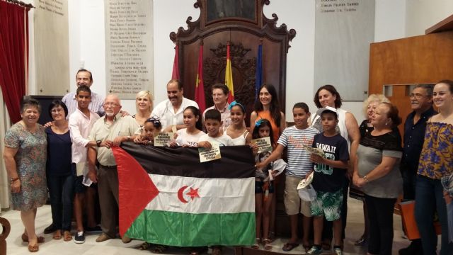 El Alcalde recibe en el Ayuntamiento a los 10 niños saharauis que pasan el verano en Lorca gracias al programa de acogida temporal Vacaciones en Paz - 1, Foto 1