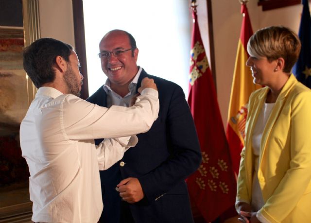 El presidente de la Comunidad recibe la Insignia de Oro del XX Certamen Internacional de Tunas Barrio del Carmen - 1, Foto 1