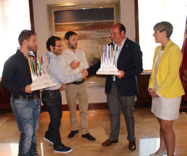 El presidente de la Comunidad recibe la Insignia de Oro del XX Certamen Internacional de Tunas Barrio del Carmen - 2, Foto 2