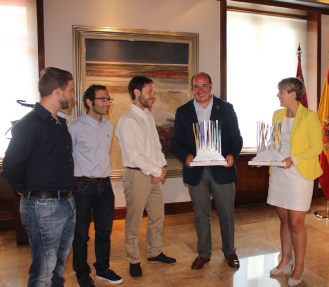 El presidente de la Comunidad recibe la Insignia de Oro del XX Certamen Internacional de Tunas Barrio del Carmen - 3, Foto 3