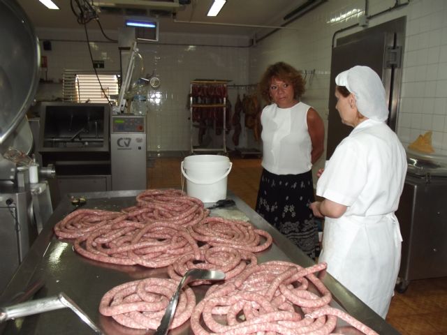 La directora general de Comercio y Protección del Consumidor visita la empresa artesana Embutidos La Cañada de Archena - 1, Foto 1