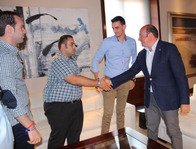 El presidente de la Comunidad recibe en el Palacio de San Esteban a representantes del Club Taurino de Lorca - 2, Foto 2