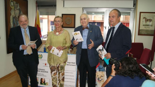 El Colegio de Veterinarios presenta las campañas “Este verano, todos protegidos” para nuestras mascotas