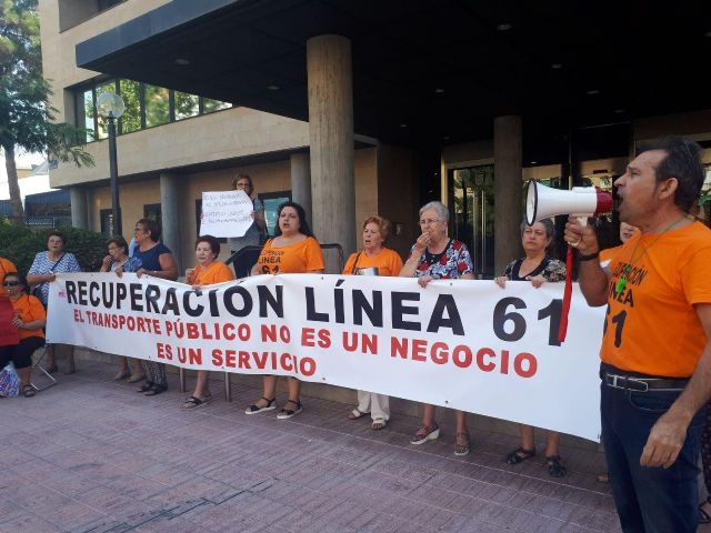 Decenas de personas se concentran frente a la Dirección General de Transporte para exigir que se restituya la Línea 61 - 1, Foto 1