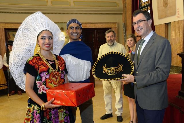 Las calles y plazas de Murcia se llenan de color y danza con el Festival Internacional de Folklore en el Mediterráneo - 2, Foto 2