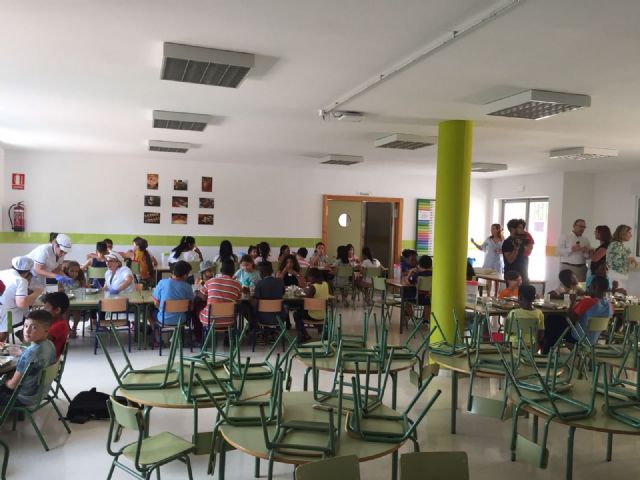 La Alcaldesa de Molina de Segura visita el servicio gratuito de Comedor Escolar de verano para menores cuyas familias carecen de recursos - 2, Foto 2