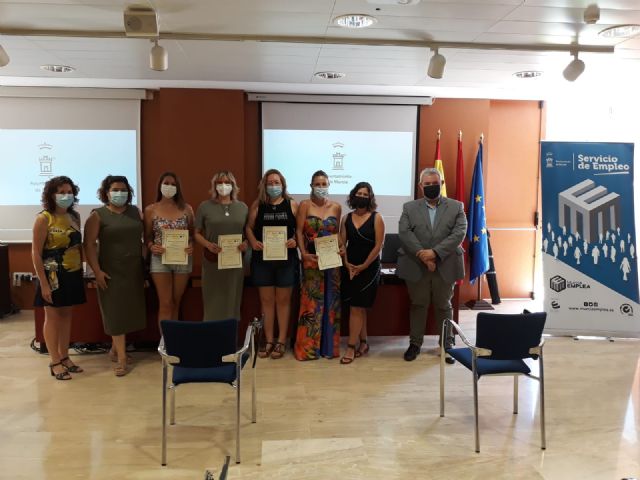 Once personas participan en la primera acción formativa de instrucción de yoga promovida por el Servicio de Empleo - 1, Foto 1