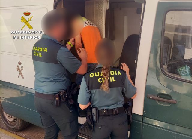 Cuatro guardias civiles detienen in fraganti  al presunto autor de un hurto en Mazarrón, Foto 2