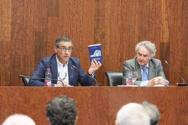 Ángel Martínez Martínez presenta en la UMU su libro 'La Región de Murcia y su peso en el total nacional' - 1, Foto 1