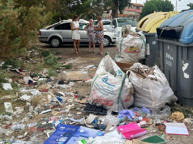 El Grupo Socialista exige un plan urgente de refuerzo del servicio de limpieza y recogida de residuos ante la dejadez del PP en barrios y pedanías - 1, Foto 1