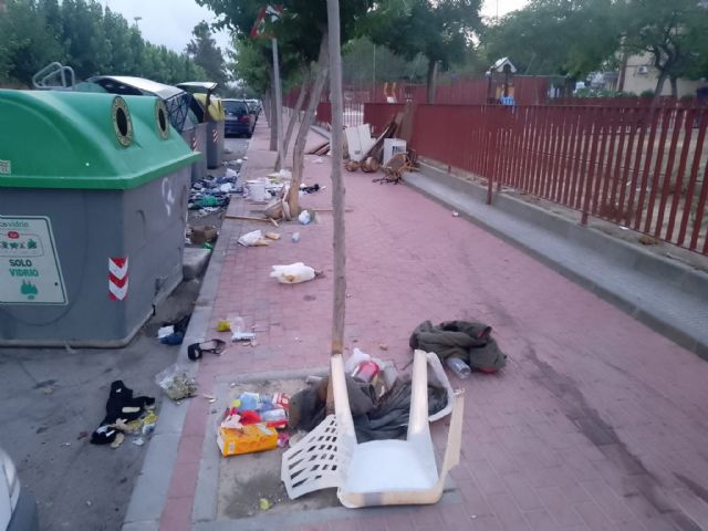 El Grupo Socialista exige un plan urgente de refuerzo del servicio de limpieza y recogida de residuos ante la dejadez del PP en barrios y pedanías - 3, Foto 3