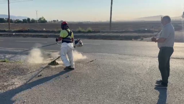 El Ayuntamiento intensifica el plan de desbroce con brigadas manuales para actuar en carriles bici, aceras y n�cleos rurales antes de finalizar julio