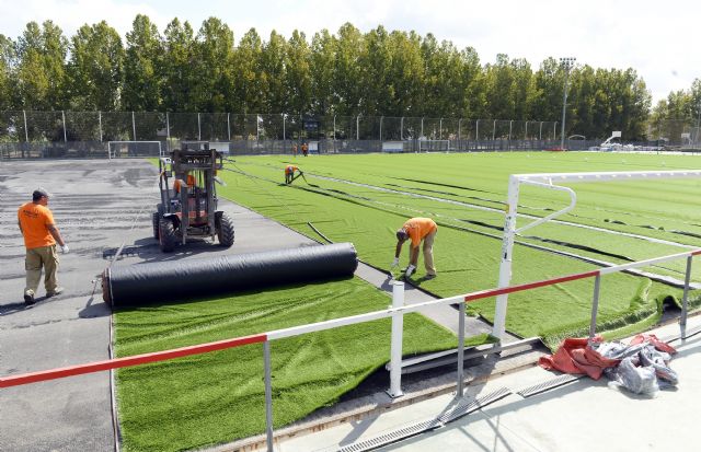 El Ayuntamiento renueva 18.500 m² de césped artificial en los campos de fútbol de La Flota y Santiago el Mayor - 2, Foto 2