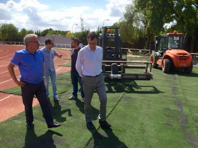 El Ayuntamiento renueva 18.500 m² de césped artificial en los campos de fútbol de La Flota y Santiago el Mayor - 3, Foto 3