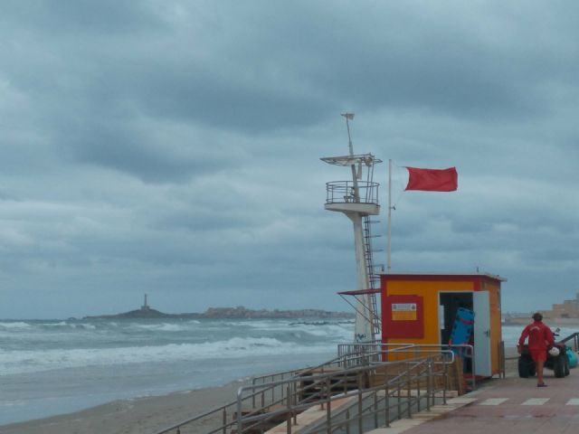 La Policia Local denuncia a dos bañistas por meterse en la playa con bandera roja - 1, Foto 1