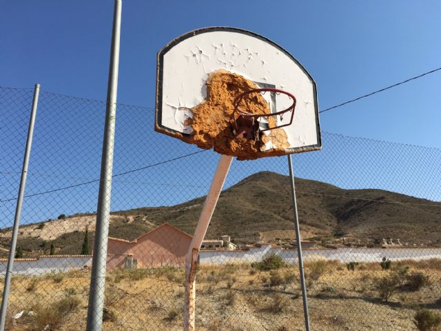 El PSOE denuncia el lamentable estado de la pista polideportiva de Morata, abandonada desde su inauguración en 2001 - 1, Foto 1