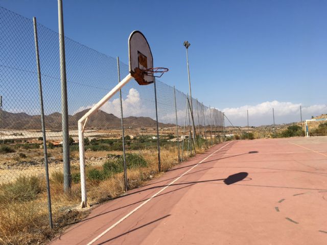 El PSOE denuncia el lamentable estado de la pista polideportiva de Morata, abandonada desde su inauguración en 2001 - 2, Foto 2