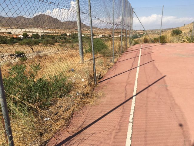 El PSOE denuncia el lamentable estado de la pista polideportiva de Morata, abandonada desde su inauguración en 2001 - 3, Foto 3