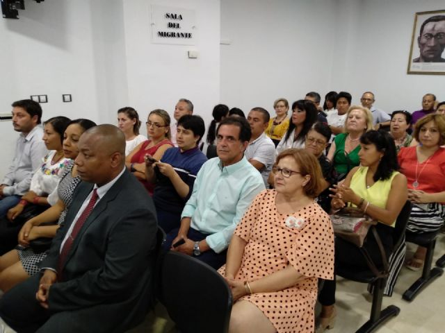 Serrano incide en poner en marcha medidas institucionales que faciliten la integración y la convivencia de los inmigrantes - 1, Foto 1