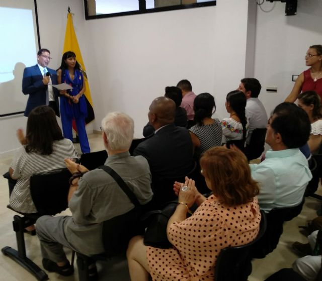 Serrano incide en poner en marcha medidas institucionales que faciliten la integración y la convivencia de los inmigrantes - 2, Foto 2