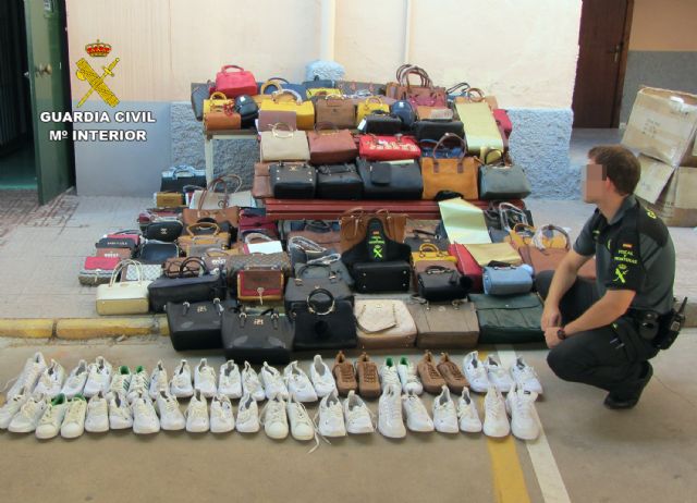 La Guardia Civil se incauta de 1.500 productos falsificados e investiga a cuatro personas, Foto 7