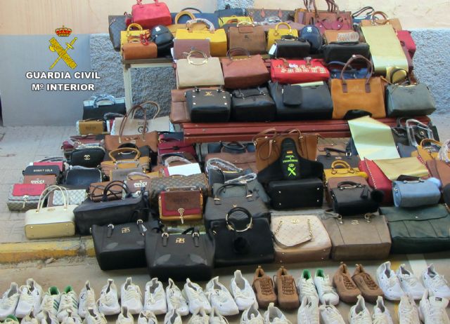 La Guardia Civil se incauta de 1.500 productos falsificados e investiga a cuatro personas, Foto 8