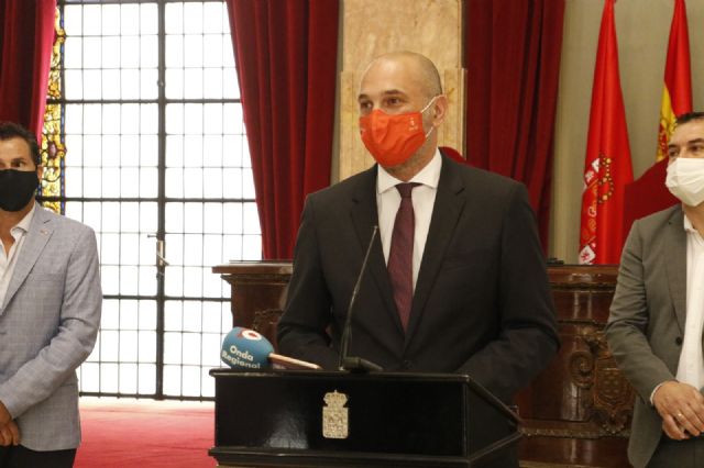 Un cartel con fondo anaranjado retrata la fiesta de Moros y Cristianos a través de la alegría, el optimismo, la vitalidad y la templanza - 3, Foto 3