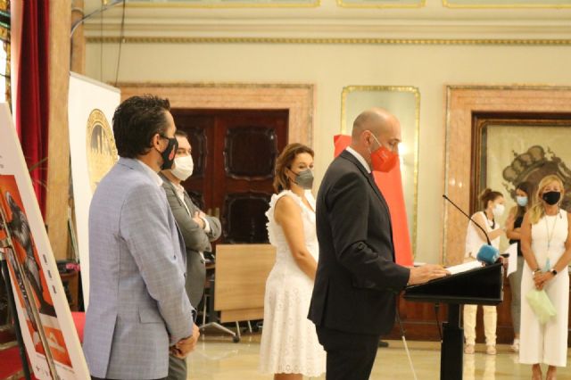 Un cartel con fondo anaranjado retrata la fiesta de Moros y Cristianos a través de la alegría, el optimismo, la vitalidad y la templanza - 4, Foto 4