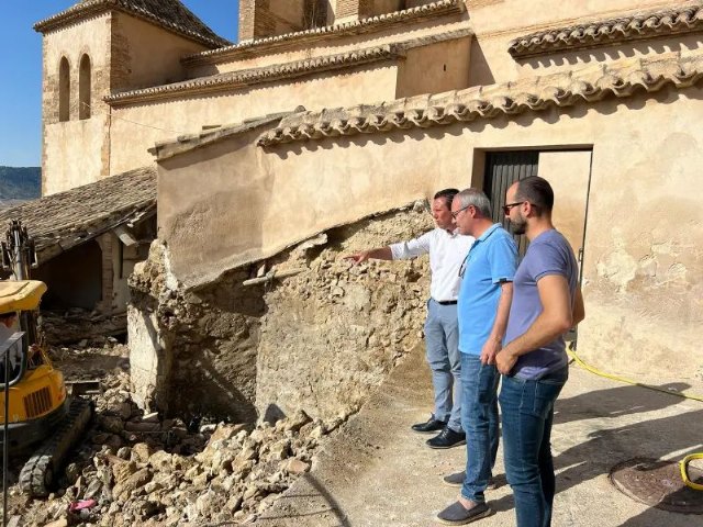 Empiezan los trabajos de demolición de tres viviendas en estado ruinoso junto a la ermita del Carmen - 1, Foto 1