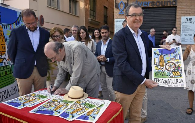 Esteban Linares, autor del cartel de la Feria de Murcia es el pintor encargado de llenar de color y alegría las calles de Murcia con su trabajo - 1, Foto 1