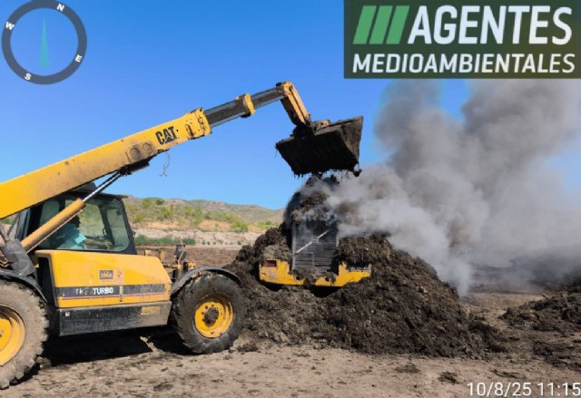 Bomberos del Consorcio han apagado el incendio de una retroexcavadora en el interior de una planta de reciclaje en el Paraje Macaneo de Calasparra - 1, Foto 1
