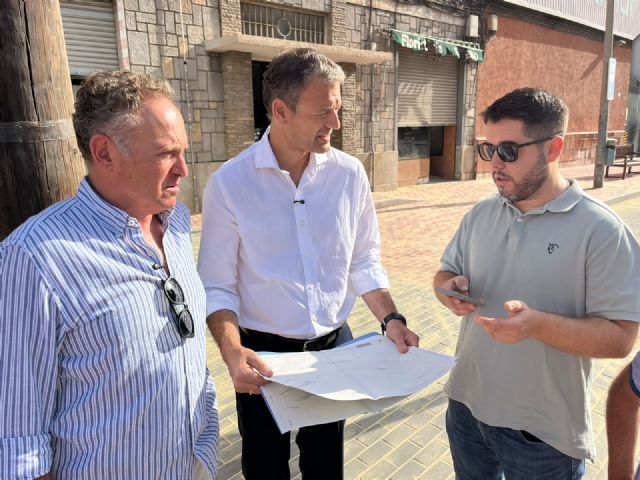 Barriomar mejora la accesibilidad con la renovaci�n de la acera de la Avenida Ciudad de Almer�a