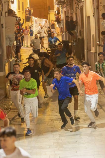 El primer encierro nocturno de las Fiestas Patronales de 2026 deja vertiginosas carreras por las calles del casco antiguo de Blanca tras un prolongado recorrido
