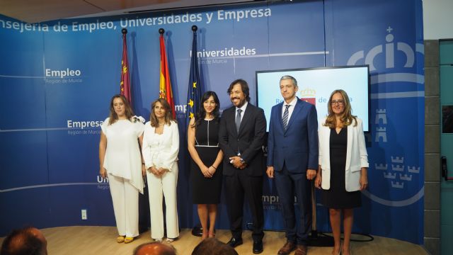 El consejero de Empleo, Investigación y Universidades, Miguel Motas, presenta a los directores generales de su Departamento - 1, Foto 1