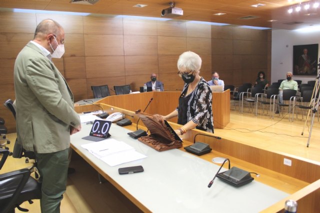 Rosa Gimnez Collazos, of the Municipal Group VOX, takes possession of the act of councilor of the Municipal Corporation; replacing its previous spokesperson, Foto 2