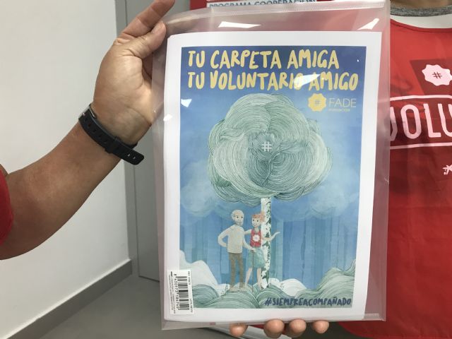 “Tu carpeta amiga, tu amigo voluntario” llega al Hospital de Molina de manos de Fundación FADE - 1, Foto 1