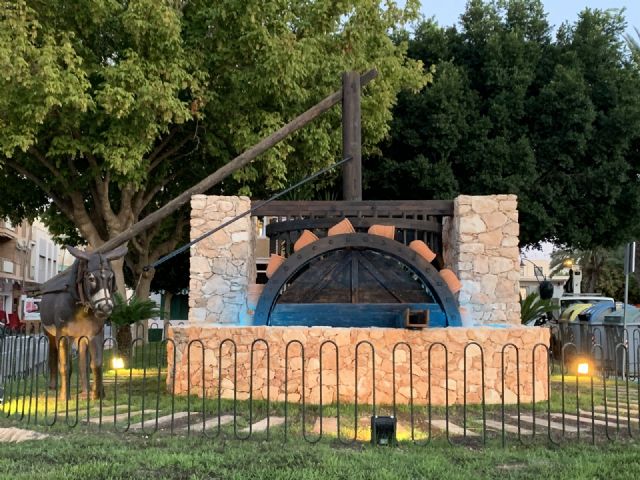 La noria que extraía agua en la finca que dio origen a Santiago de la Ribera se expone en un jardín de la localidad tras su restauración - 1, Foto 1