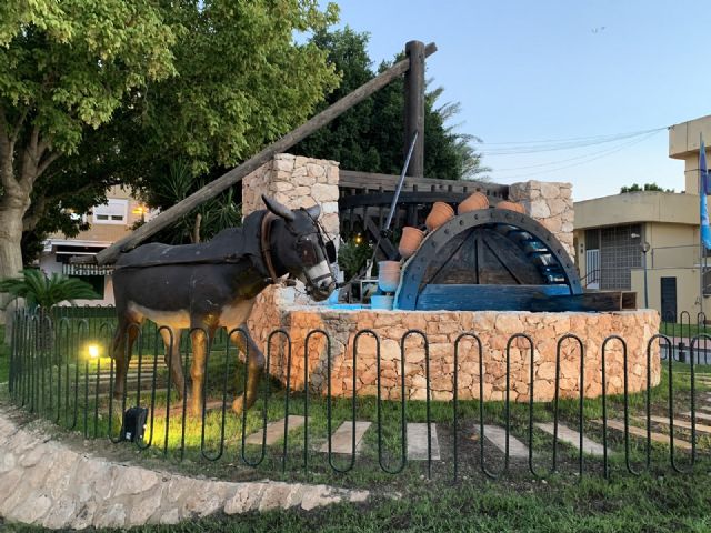 La noria que extraía agua en la finca que dio origen a Santiago de la Ribera se expone en un jardín de la localidad tras su restauración - 4, Foto 4