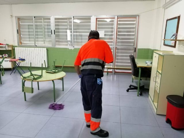 El Ayuntamiento de Molina de Segura ha empleado más de 10.500 horas de trabajo en labores de limpieza y desinfección de los centros educativos de la localidad - 1, Foto 1