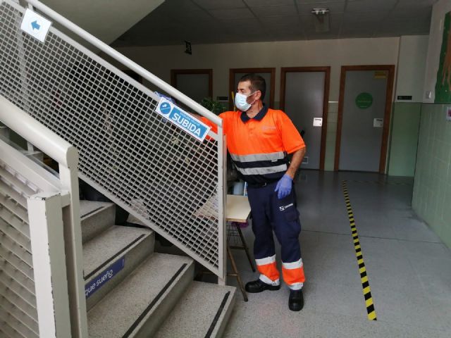 El Ayuntamiento de Molina de Segura ha empleado más de 10.500 horas de trabajo en labores de limpieza y desinfección de los centros educativos de la localidad - 3, Foto 3
