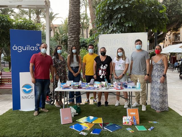 Nuevas Generaciones Águilas recoge gran cantidad de material escolar para colaborar con la labor de Cruz Roja - 1, Foto 1