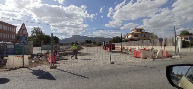 El Ayuntamiento de Lorca inicia los trabajos de acondicionamiento para habilitar como aparcamiento un solar situado junto al colegio de Campillo - 1, Foto 1